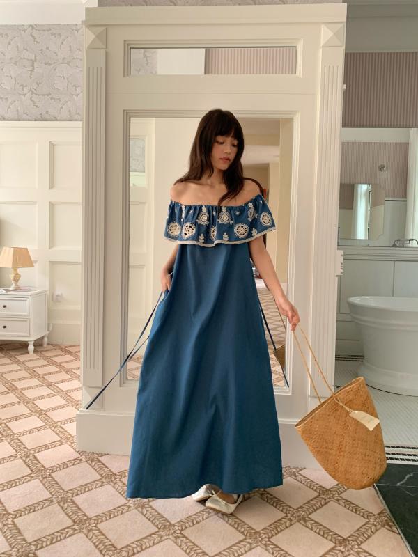 ワンピース 女性用 春夏 デニム 綿素材 切り替えデザイン 荷葉エプロン ワンショルダー フリル袖 短袖 ゆったり腰回り 刺繍柄 レース オープンワーク ロング丈 ブルー 芸術的 レトロ 宮廷風 カジュアル 軽量 通勤 普段使い 伸縮性 吸湿速乾 ゆった
