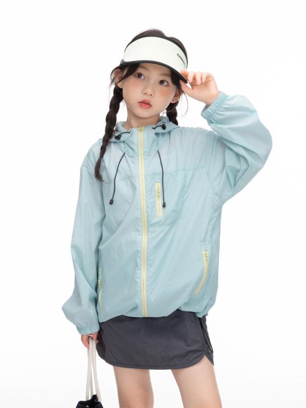 ・カテゴリ: 子供服・対象: 女童・主な素材: ナイロン100%・カラー展開: 灰紫、氷河ブルー、ベージュ・サイズ展開: 120cm（無帽紐）、130cm（無帽紐）、140cm、150cm、160cm、170cm・デザイン: フード付き・機能: 紫外線カット