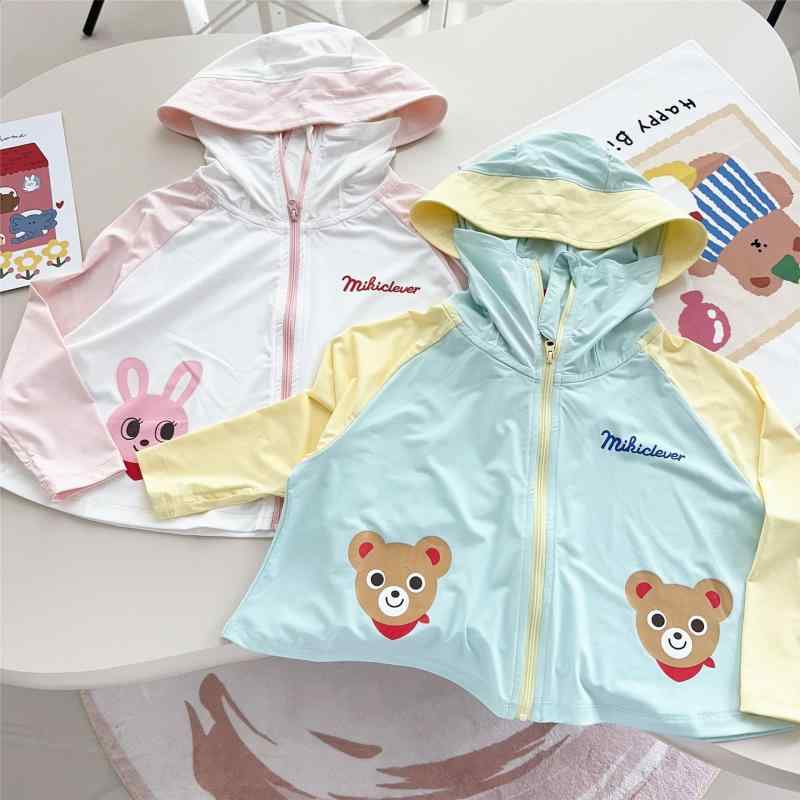 ・性別: 中性・対象年齢: 3〜8歳・主素材: ポリエステル90%、スパンデックス10%・カラー展開: ピンク袖、黄袖・サイズ展開: 100cm、110cm、120cm、130cm、140cm・フード: あり・機能: 通気性