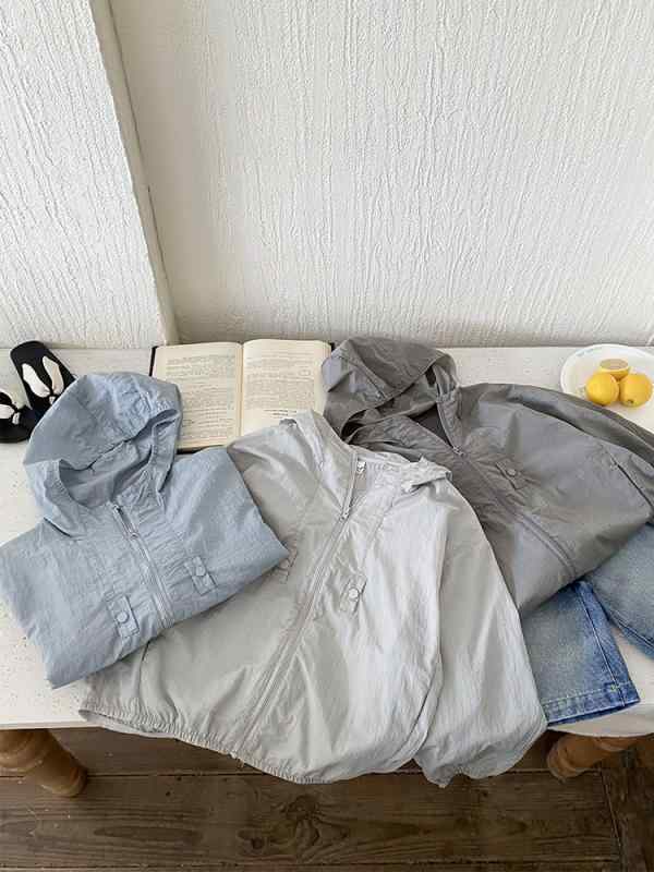 ・対象: 男児・カテゴリ: 服・主な素材: ポリエステル100%・カラー展開: ブルー、ライトベージュ、グレー・サイズ展開: 100cm、110cm、120cm、130cm、140cm、150cm・フード: あり（取り外し不可）・機能: UVカット