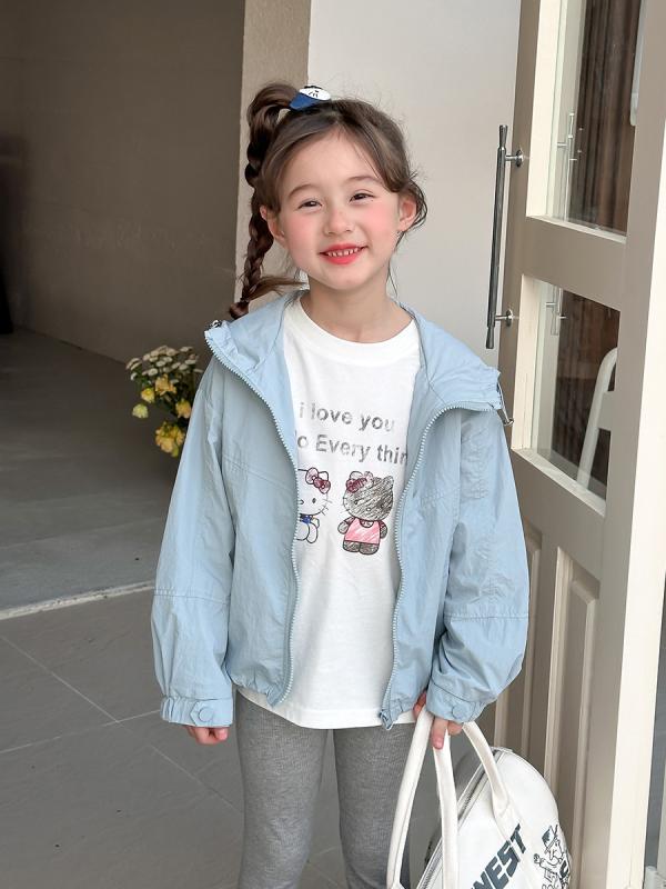 ・カテゴリ: 子供服・対象年齢: 3〜8歳・対象身長: 100cm、110cm、120cm、130cm、140cm・主な素材: ポリエステル100%・カラー展開: ベージュ、レッド、ブルー、ピンク、ブラック・フード: あり・機能: UVカット