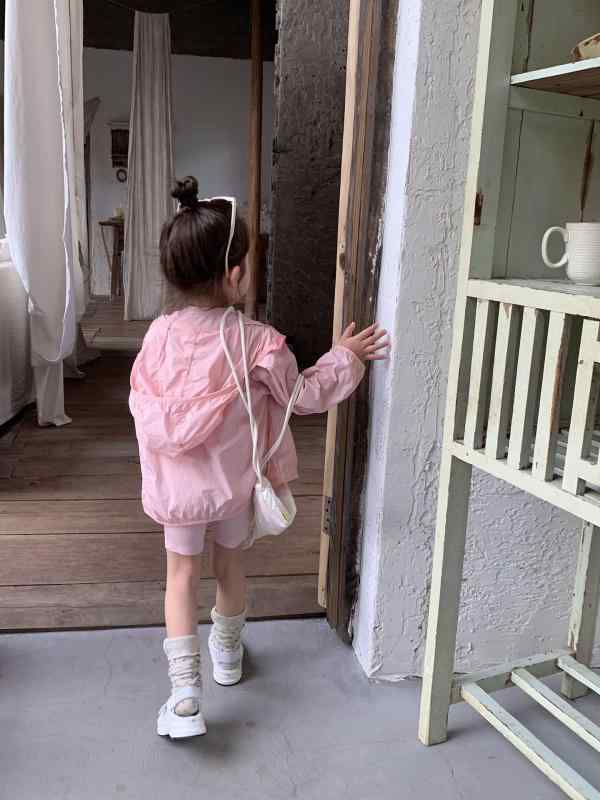 女児 キッズ 女の子 夏 春夏 薄手 防晒 長袖 連帽 フード付き 外套 ジャケット ピンク 粉色 柔軟 化学繊維 ポリエステル 混紡 長袖 ジッパー 閉じ 短丈 短め 潮范 トレンド 糖果 カワイイ 色 無地 純色 浙江産 現地生産 中小児 3～8歳