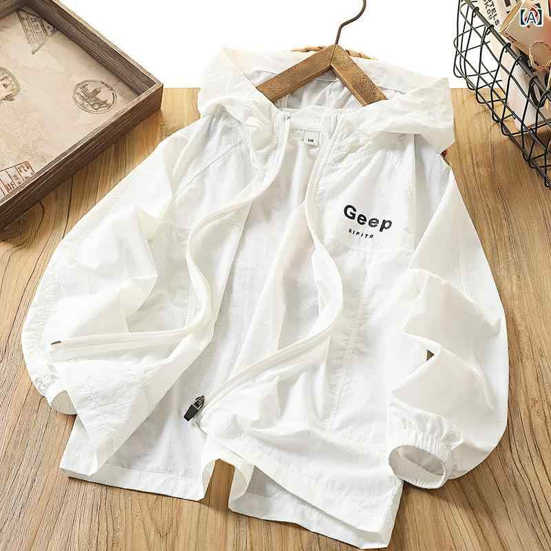 ・性別: 男童・素材: ナイロン90%、スパンデックス10%・カラー展開: ホワイト、ブルー、グリーン、ブラウン・サイズ展開: 110cm、120cm、130cm、140cm、150cm、160cm、170cm・フード: あり(取り外し不可)・機能: 超軽量