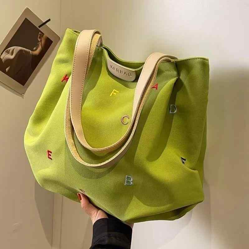 トートバッグ レディース 帆布 大容量 刺繡 アルファベット 手提げ 肩掛け 鞄 カジュアル 学生 おしゃれ・カラー: 新潮刺繡レターバッグ【グリーン】, 新潮刺繡レターバッグ【ホワイト】, 新潮刺繡レターバッグ【ブラック】・スタイル: 都市シンプル・素材: オックスフォード布・バッグトレンドスタイル: トートバッグ・バッグサイズ: XL/超大・流行要素: レター・裏地素材: キャンバス・バッグ形状: 横型スクエア・開閉方式: ファスナー・硬さ: 中〜ソフト・外ポケット種類: オープンポケット・用途: カジュアル旅行・ショルダーストラップ数: 2本