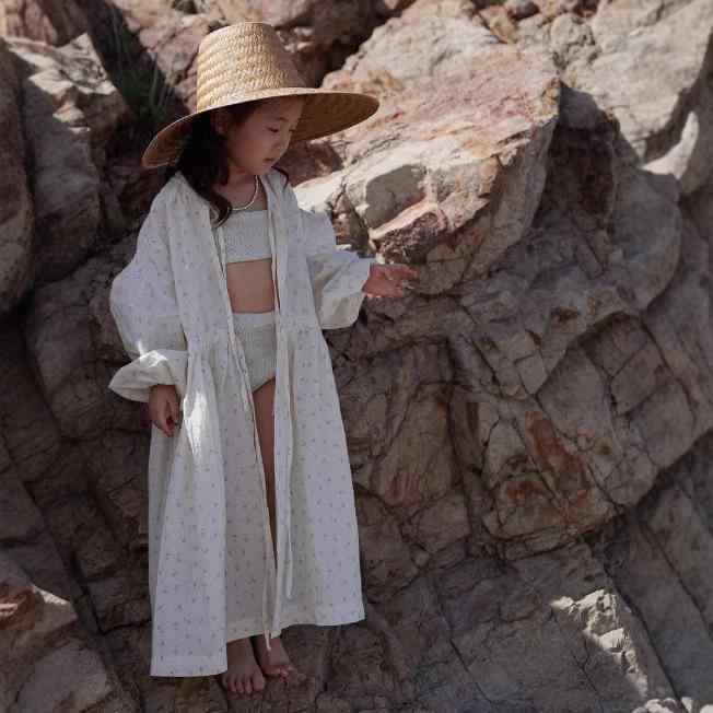 ・カテゴリ: 童スカート・スタイル: 学院風・柄: 花柄・主な素材: 綿50%・裏地素材: 綿50%・袖丈: 長袖・スカート丈: A字・要素: 可愛い・カラー展開: 花色・サイズ展開: 90、100、110、120、130、140・対象年齢: 1〜3歳・対象身長: 80〜100cm