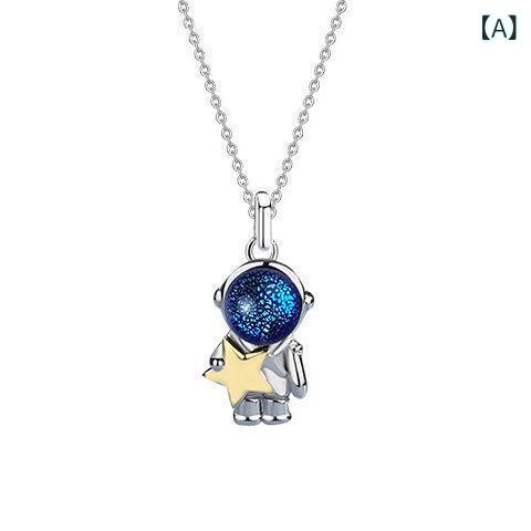 ペア ネックレス 女性用 男性用 宇宙飛行士 デザイン 摘星揽月 モチーフ 鎖骨チェーン 十字チェーン 合金 ペンダント 伸縮性 鎖長 21cm から 50cm 調整可能 オリジナル デザイン 情侣 ヒッピー スタイル 銀色 メッキ加工 軽量 素材 日常