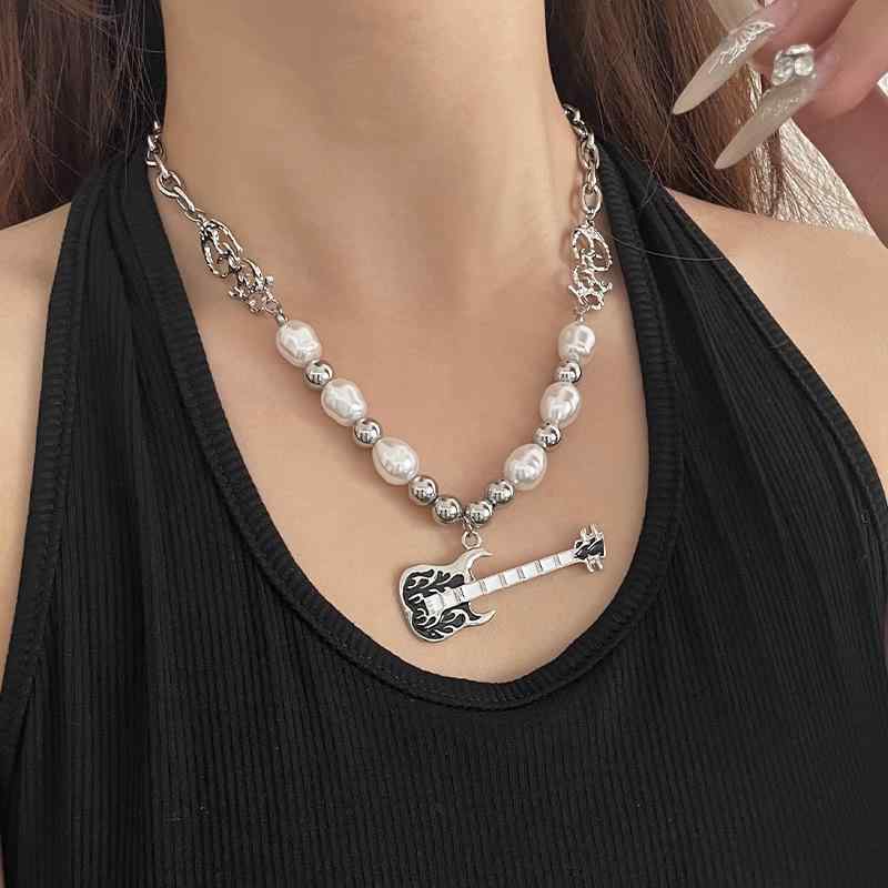 ネックレス ユニセックス ロックスタイル ギター モチーフ 珍珠 デザイン ヒップホップ インスピレーション 大ぶり アクセサリー 高級感 鎖骨チェーン チタン 鋼 電気メッキ加工 十字 チェーン 合金 ペンダント 41cm 50cm 調整可能 春季 コ