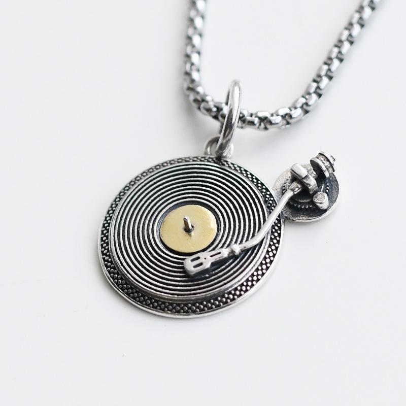 レディース ヴィンテージ 黒盤 レコード プレイヤー ペンダント ネックレス 銅製 電気メッキ加工 ジオメトリック デザイン ヒップホップ アクセサリー 復古 スタイル 潮 ファッション かわいい ラッキーアイテム