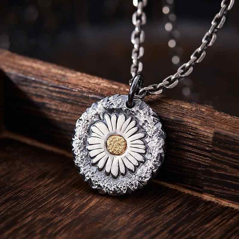 メンズ ネックレス 復古 菊花 ペンダント 千葉デザイン タイ銀 丸型 ファッション チェーン 銅製 ヴィンテージ 加工 かわいい 花モチーフ 人気 アクセサリー 普段使い ギフト 春夏 コーデ アクセント 軽量 スタイリッシュ シルバー調 トレンド ア