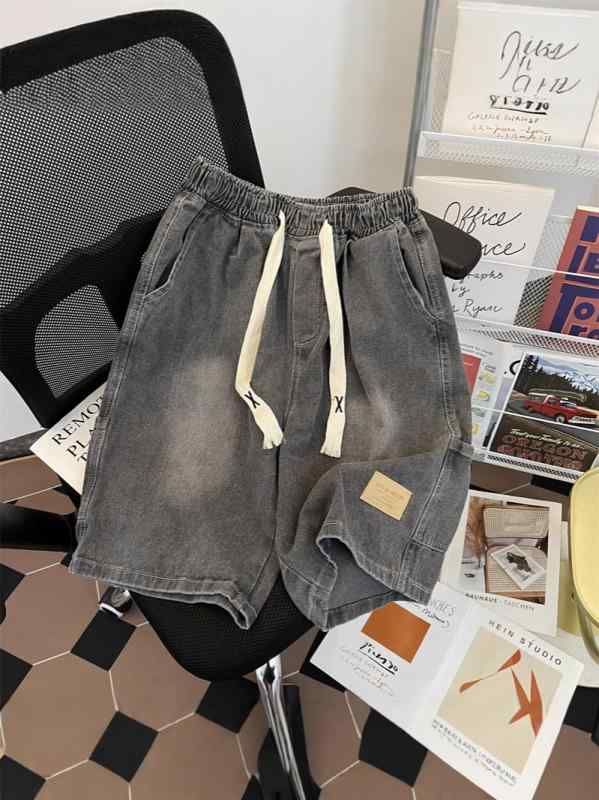 乐天商城 - メンズ 牛仔 ショートパンツ 夏用 薄手 素材 綿混 紡績 伸縮性 あり ミッドライズ ドローストリング クロージャー ルーズフィット ストレートレッグ ワイドシルエット ビンテージ スタイル カジュアル デイリー ユース ポケット ディテール 水洗加工