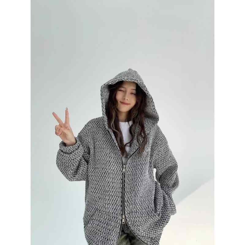 ・柄: 格子・スタイル: 開衫・版型: ワイド・袖丈: 長袖・袖型: ノーマル・ネックライン: フード付き・流行要素: ジッパー・主な素材: アクリル・カラー展開: グレー・サイズ展開: M、L、XL、2XL・カテゴリ: スウェット/ニット・デザイン: 都市風