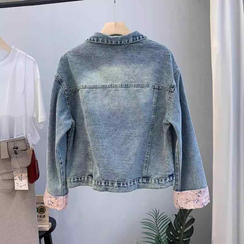 牛仔 ジャケット メンズ風 レディース 短丈 刺繍 デザイン 春夏 長袖 ポロカラー ブルー デニム生地 ナイロン混 軽量 伸縮性 日常使い カジュアル スタイル 日韓風 普通丈 ゆったりシルエット 小柄対応 通勤 普段着 春 装い