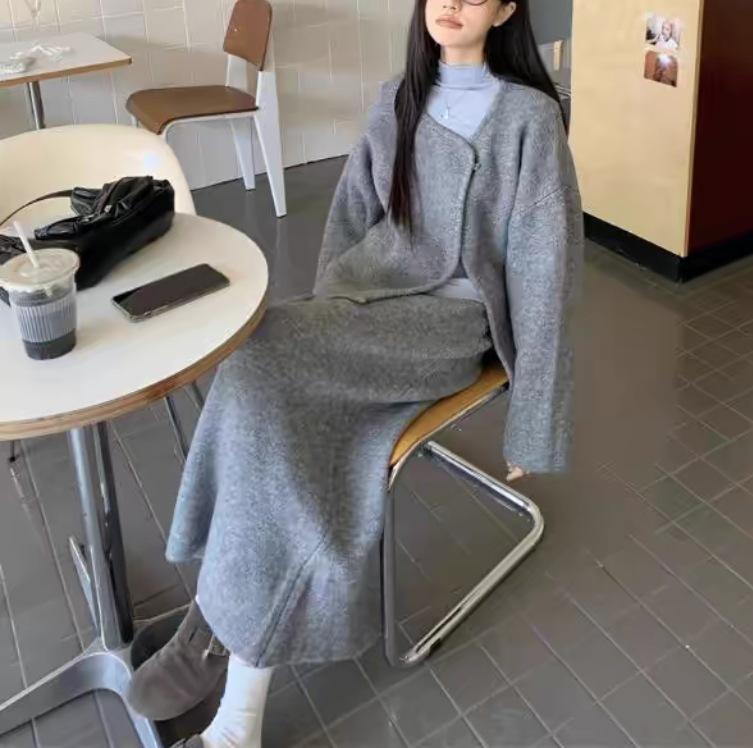 ・スタイル: 気質通勤、都市風・柄: 無地・スカート丈: ロング・流行要素: シンプル・素材: アクリル・主素材: 95%以上・袖丈: 長袖・袖型: 普通袖・カラー展開: グレー開衫、グレー半身スカート・サイズ展開: S、M