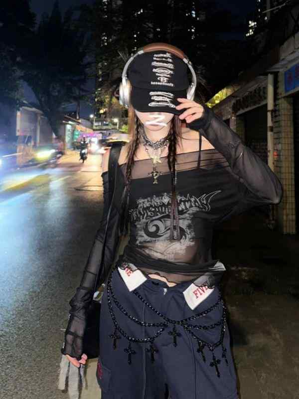ダーク 系 ゴシック 風 一 字 肩 ネット Tシャツ 女性 夏 レ トロ 着痩せ トップス 薄い 透視 UV カット ブラウス生地名: メッシュ主な生地構成: ポリエステル（ポリエステル繊維）スタイル: プルオーバー,YJF袖丈: 長袖職人技: 印刷商品番号: 237バージョン: スリムフィット服の長さ: ショートスタイル（40cm&amp;lt;長さ≤50cm）襟のタイプ: 一言首輪スリーブタイプ: レギュラースリーブ発売年・発売時期: 2023年夏色: 黒サイズ: S,M,L,XLスタイルタイプ: 上品カジュアル主な生地成分の含有量: 70% (含む) ～ 80% (含まない)製品カテゴリー: Tシャツ