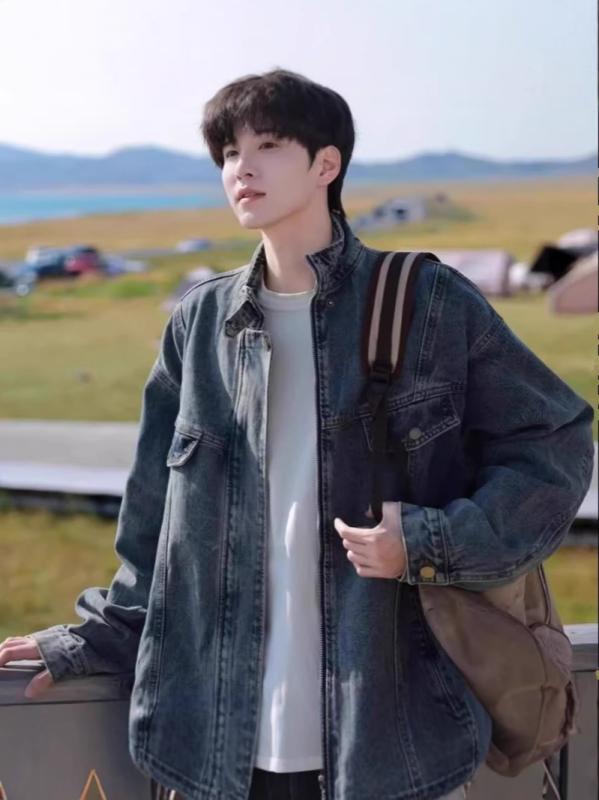 맨즈 데님 재킷 가을 겨울 봄 가을 코튼 소재 깊은 파랑 색 입옷 디자인 긴 소매 단장 지퍼 업 와이드 실루엣 사이드 포켓 ​​직단 휘장 디테일 면봉 가공 일상 착용 청소년용 국조 스타일 레트로 세정 가공
