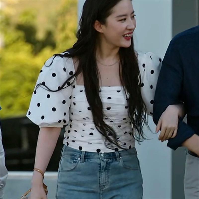 Rakuten - Tシャツ レディース 短袖 方領 泡泡袖 短め丈 修身型 波点柄 プリント加工 背中開き 白 夏 甘めスタイル 清新 かわいい 普段使い デイリー ポルカドット パターン ポインテッドカラー バルーンスリーブ フィットシルエット 軽やか 涼しい ポリエス
