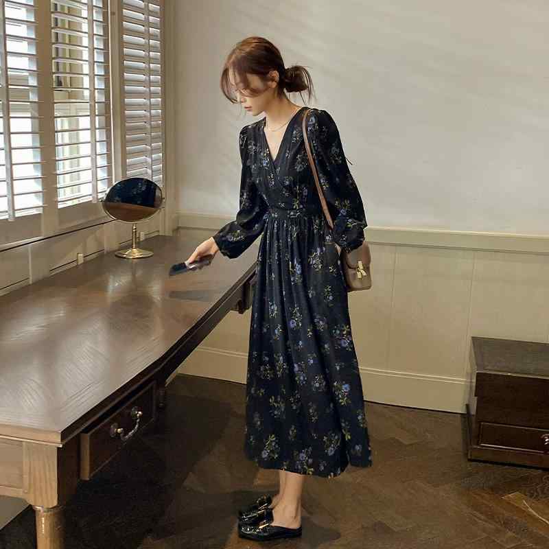 ・スタイル: 気質通勤、優雅・主な素材: ポリエステル90-95%・柄: 植物花卉・カラー: ブラック・サイズ展開: S、M、L、XL・タイプ: ワンピース・丈: ミドル丈・スカート形状: フェアリースカート・ネックライン: Vネック・袖型: バルーンスリーブ・袖丈: 長袖・ウエスト: 調整可能・ディテール: ギャザー