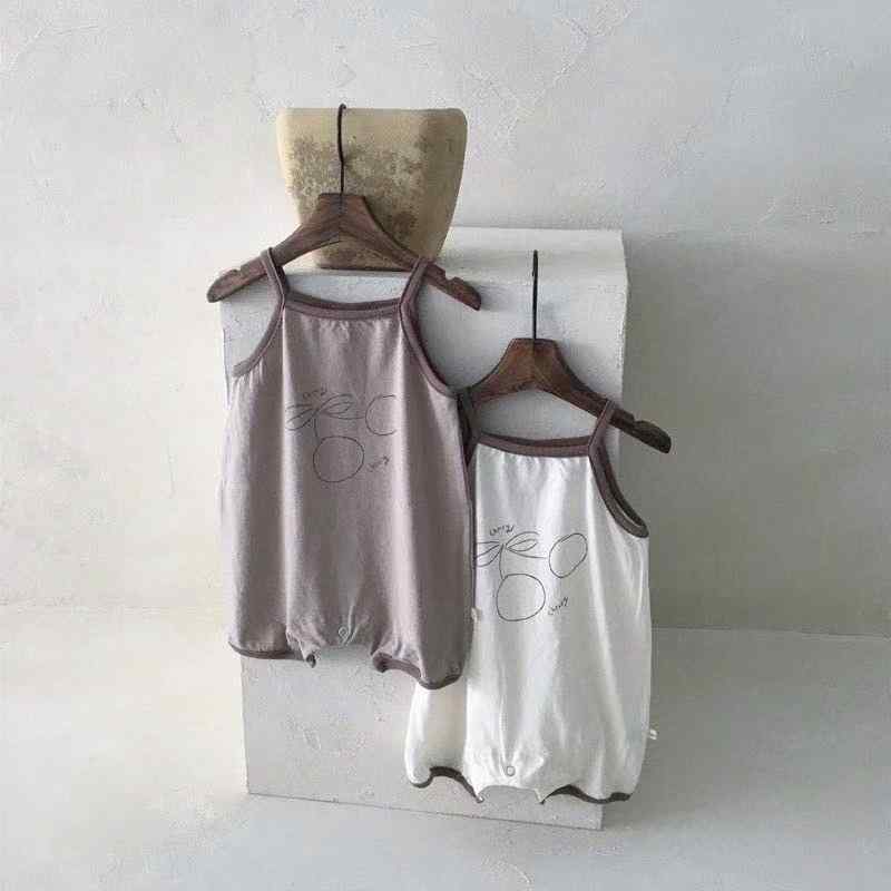 ・カテゴリ: ベビークローリング服・スタイル: 韓版・主な素材: 綿95%・厚さ: 薄手・袖丈: ノースリーブ・フード: なし・閉じ方: 暗扣・対象年齢: 1～3歳・対象身長: 66cm、73cm、80cm、90cm・対象性別: 男女共用・カラー展開: コーヒー包条拼白色、コーヒー包条拼灰・サイズ展開: 66、73、80、90