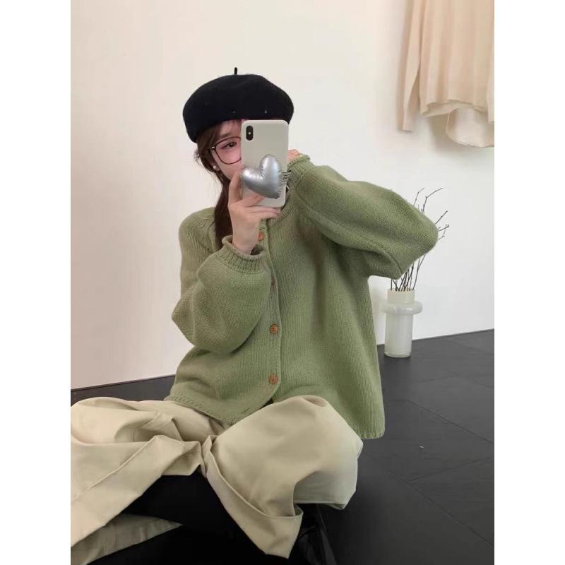 ・主な素材: 粘膠繊維・柄: 無地・厚み: 中厚・スタイル: 開衫・組み合わせ: 単品・版型: ワイド・首元: ボタン襟・袖丈: 長袖・袖型: ラグランスリーブ・人気のディテール: ボタン・カラー展開: ホワイト、グレー、ブルー、ピンク、レッド、ベージュ、イエロー、グリーン・サイズ展開: フリーサイズ・スタイルタイプ: 気質通勤