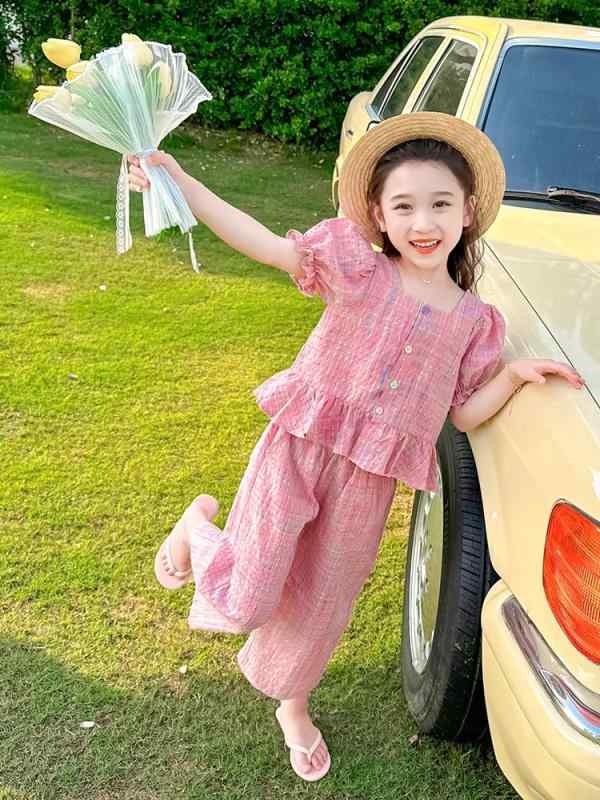 ・カテゴリ: 童セット・スタイル: 韓国版・セットタイプ: ズボンセット・セット数: 2点セット・対象年齢: 3〜8歳・袖丈: 短袖・厚み: 薄手・主な素材: ポリエステル100%・カラー展開: ピンクチェックカラー・サイズ展開: 100、110、120、130、140、150