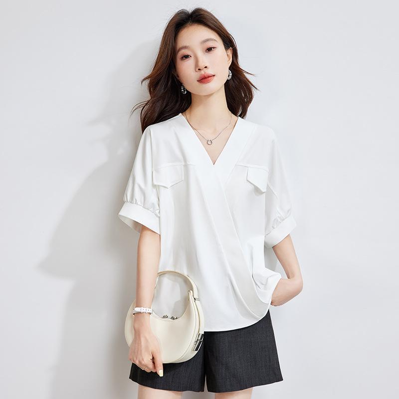 ・カテゴリ: Tシャツ・スタイル: 御姐風・主な素材: 綿30-50%、ポリエステル30-50%・袖丈: 短袖・柄: 単色・カラー展開: ブラック、本白・サイズ展開: M(50-60kg)、L(60-72.5kg)・ネックライン: Vネック・袖型: バットスリーブ・フィット感: ルーズフィット・着丈: 普通(50-65cm)・ディテール: 非対称