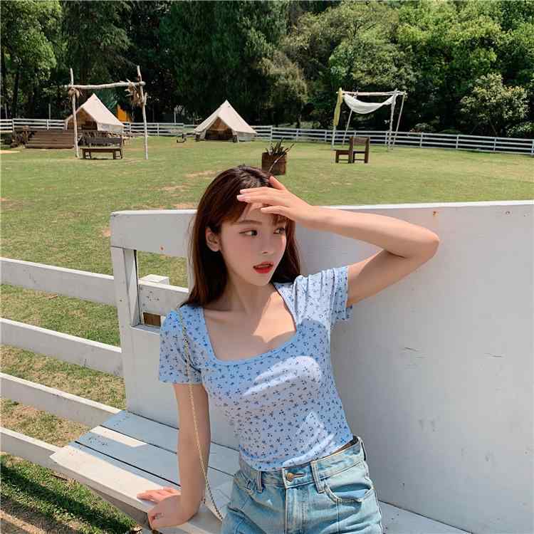 Tシャツ レディース 短袖 花柄 スクエアネック 修身 スリム 通勤 気質 スタイル 涼しい 再生繊維 ポリエステル ブルー 杏色 セットアップなし 夏 春夏 百搭 上衣 印花 ポップ 韓国風 インスピレーション 潮 フィット フレグランス 軽量 柔らか
