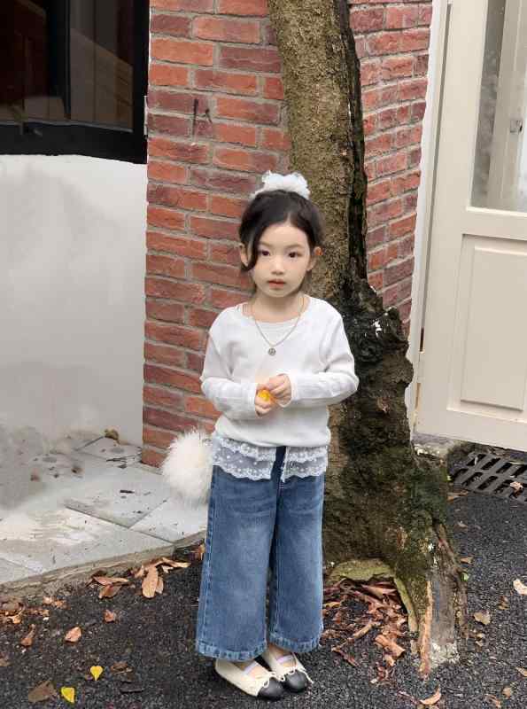 ・カテゴリ: 子供服・スタイル: 韓版・主な素材: 綿92%・袖丈: 長袖・柄: 無地・カラー展開: 白色・サイズ展開: 90cm,100cm,110cm,120cm,130cm,140cm・対象年齢: 中小童(3~8歳)・対象身長: 100~140cm・デザイン要素: 花辺,トレンド