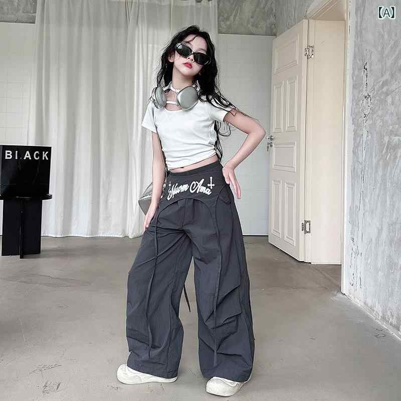 ・カテゴリ: 童セット・スタイル: 韓国風・対象: 女児・対象年齢: 中学生以上(8歳以上、140cm以上)・セット内容: 2点セット・トップス袖丈: 短袖・トップスデザイン: フードなし・ボトム丈: ロングパンツ・主素材: ポリエステル60%・加工: 柔らか仕上げ・厚み: 薄手・柄: 無地・トップス: プルオーバー・カラー展開: 白上衣、黒上衣、灰パンツ、粉パンツ・セットカラー展開: 白上衣+灰パンツ、黒上衣+粉パンツ・適合身長: 120cm、130cm、140cm、150cm、160cm、170cm