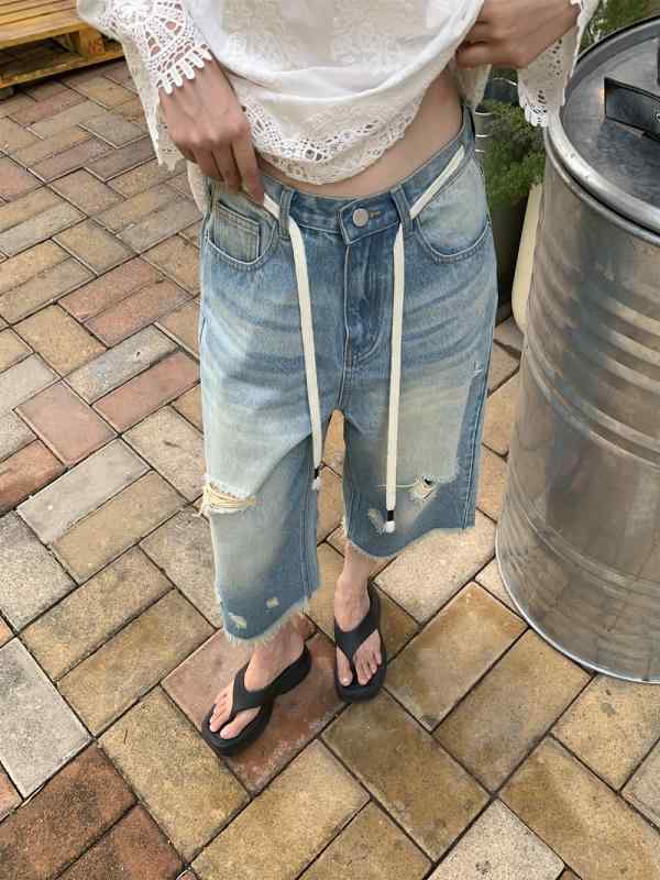 乐天商城 - レディース デニム ショートパンツ 夏 ミッドライズ 綿 素材 破れ デザイン ルーズ フィット ストリート スタイル ブルー ミディアム 厚み 基本 款 無弾性 牛仔布 個性 ファッション