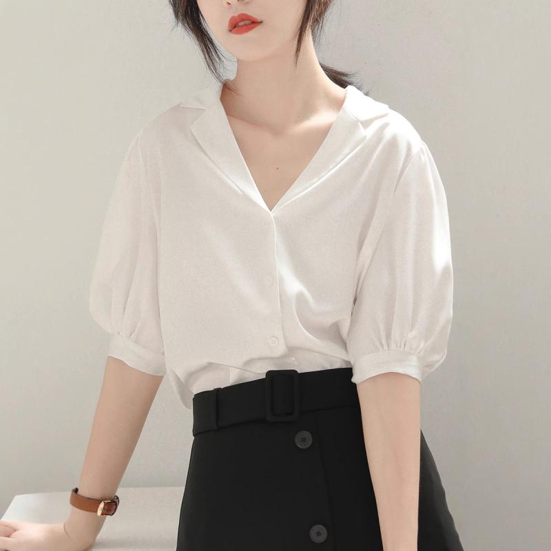 Rakuten - 女性用 シャツ 短袖 Vネック 泡泡袖 白 綿绸 ポリエステル 薄手 デザイン 気質 通勤 開襟 単排ボタン 短丈 純色 夏 シルク加工 涼しい 軽量 女性らしい 上品 日常使い オフィス スタイリッシュ ソフト素材 洗いやすい 通気性
