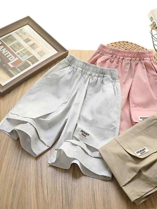 ・カテゴリ: 子供パンツ・スタイル: 工装・主な素材: 綿60%、ナイロン35%、スパンデックス5%・パンツ丈: 5分丈・ウエスト: ミドル・パンツタイプ: ゴムウエスト・柄: 無地、字母・カラー展開: キャラメルブラウン、シルバーグレー、チェリーピンク・サイズ展開: 110cm、120cm、130cm、140cm、150cm、160cm、170cm・対象年齢: 中大児(8歳以上、140cm以上)・対象性別: 男児・加工: 柔軟加工、ワッシュド加工・要素: 字母、ヨーロッパアメリカン