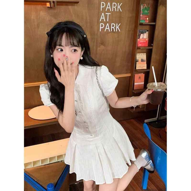・カテゴリ: 連衣裙・スタイル: 甜美风・主な素材: ポリエステル95%以上・柄: 碎花・スカート丈: ミディアム・スカート型: プリーツ・ネックライン: ラウンドネック・袖型: バルーンスリーブ・袖丈: 長袖・ウエスト: ハイウエスト・流行要素: リボン・カラー展開: ホワイト、ブラック・サイズ展開: S、M、L、XL