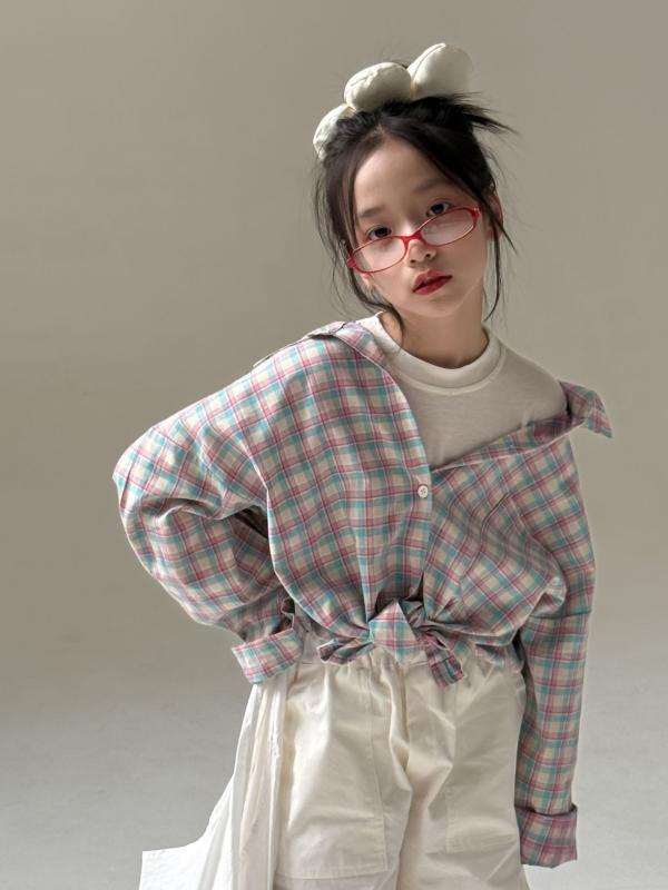 シャツ キッズ 男の子 女の子 長袖 チェック柄 春物 日焼け対策 羽織り 軽やか カジュアル おしゃれ 通学着・性別: 男女兼用・対象年齢: 8歳以上・スタイル: 韓国風・ネックライン: 襟付き・生地加工: 柔軟処理・袖丈: 長袖・柄: 格子柄・デザイン: 可愛い・生地名: 綿・素材: 綿95%・安全基準: A類・カラー: 彩格子・サイズ展開: 110cm,120cm,130cm,140cm,150cm,160cm・カテゴリ: 子供用シャツ
