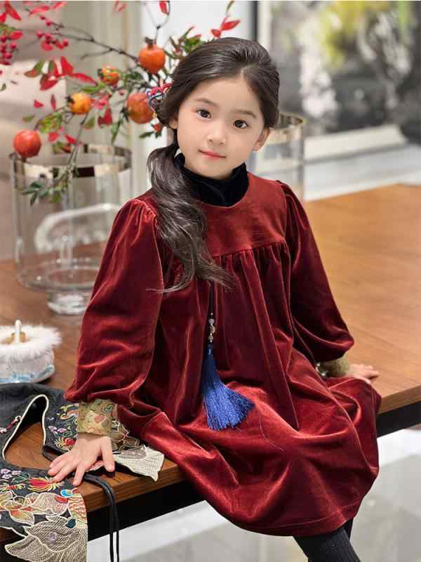 ワンピース キッズ 女の子 裏起毛 チャイナドレス 新中式 ワインレッド ベロア 子供服 冬服・スタイル: 中国風・素材: 韩国绒・カテゴリ: ワンピース・安全基準: B類・主素材成分: ポリエステル95%・対象性別: 女児・対象年齢: 3-8歳（100-140cm）・袖丈: 長袖・スカートシルエット: Aラインスカート・裏地成分: アセテート繊維95%・デザイン要素: 配色・カラー展開: （25）年年有魚（雲肩付き）・サイズ展開: 100cm, 110cm, 120cm, 130cm, 140cm, 150cm・製品カテゴリ: 子供用スカート