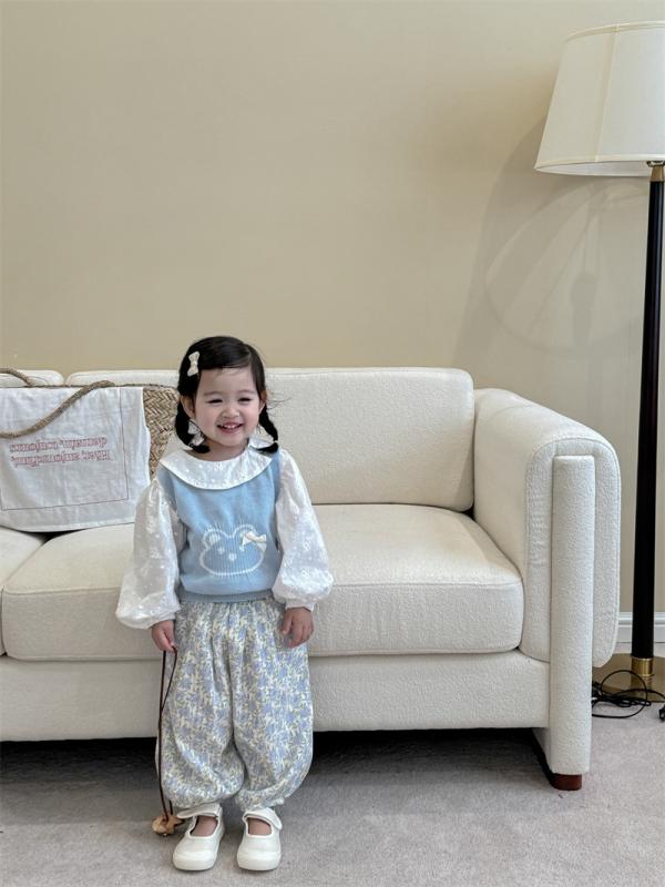 [ { "item": "カテゴリ", "value": "子供服" }, { "item": "スタイル", "value": "韓国風" }, { "item": "セットタイプ", "value": "パンツセット" }, { "item": "セット内容", "value": "3点セット" }, { "item": "主な素材", "value": "綿80%" }, { "item": "ネックライン", "value": "クルーネック" }, { "item": "袖丈", "value": "長袖" }, { "item": "柄", "value": "花柄" }, { "item": "パンツ丈", "value": "長ズボン" }, { "item": "カラー展開", "value": "ホワイト、ブルー、花柄" }, { "item": "サイズ展開", "value": "80cm, 90cm, 100cm, 110cm, 120cm, 130cm" }, { "item": "対象年齢", "value": "3～8歳" }, { "item": "安全基準", "value": "B類" }, { "item": "留め具", "value": "シングルボタン" }]