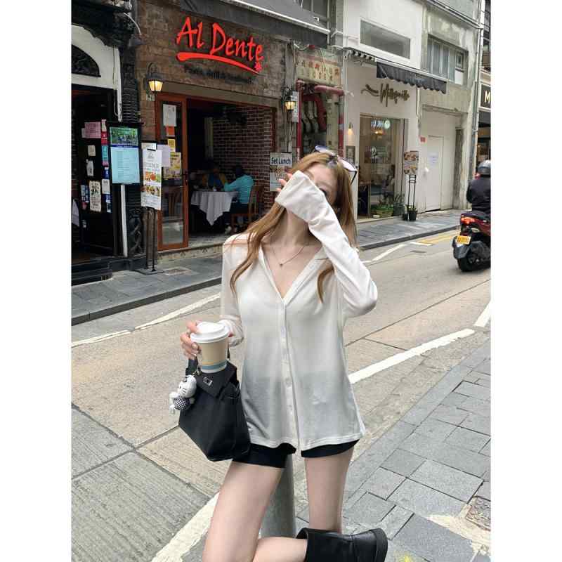 [{"item_name": "カテゴリ", "item_value": "Tシャツ"}, {"item_name": "スタイル", "item_value": "通勤"}, {"item_name": "主な素材", "item_value": "ポリエステル95%"}, {"item_name": "ネックライン", "item_value": "フード"}, {"item_name": "袖丈", "item_value": "長袖"}, {"item_name": "柄", "item_value": "無地"}, {"item_name": "カラー展開", "item_value": "ホワイト、グレー、ブラック"}, {"item_name": "サイズ展開", "item_value": "S、M、L、XL"}]"