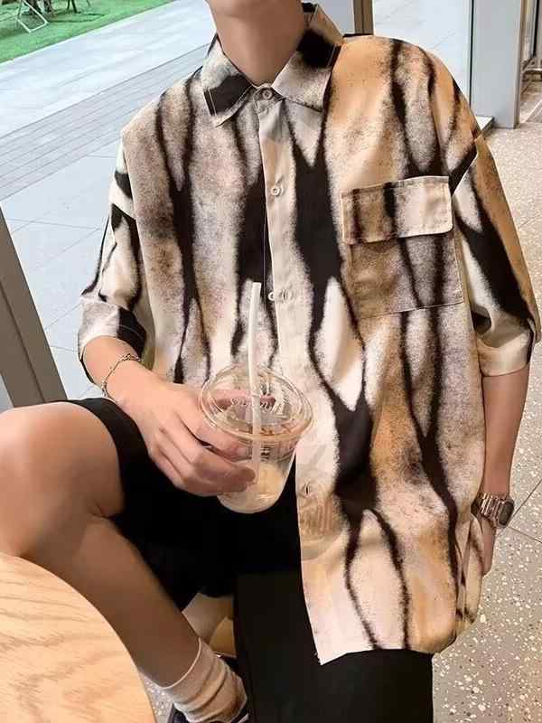 シャツ メンズ トップス メンズシャツ 夏 短袖シャツ 絞り染め デザイン感 アメリカン風 大きめ ゆったり 慵懶風 ペアルック 半袖シャツ```. The provided text describes a product and requests i