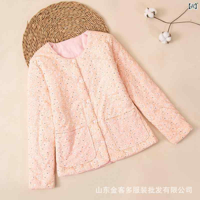 綿の 中の 大胆な 肌着の 小さい 綿入れの 上着の 女性は 綿の 綿入れの 服の 女性の 薄い 綿の 保温の 中で 綿服の 冬 服を 着ます。
