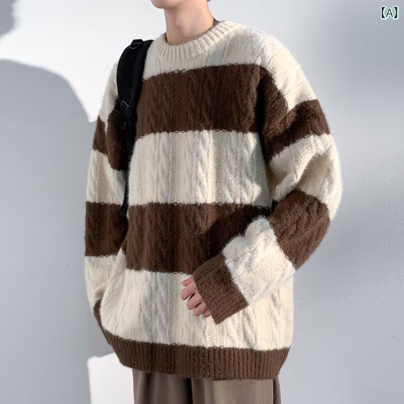 ニットの セーターの 男の 秋の 冬の 鹿の ぬいぐるみの 中で 底を 打ちます。