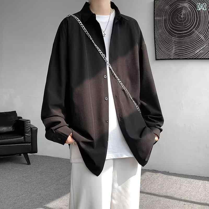 香港 風の ファッションの 青い シャツの 男性の 春の 韓 系の 雰囲気 感は 長袖の シャツの 高級 感の ごろつきの かっこいい 薄い コートを 着ます。