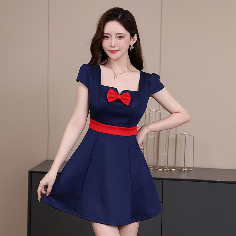 vestidos de enfermagem com gola redonda azul marinho em linha A para trabalho em salão de beleza e spa com tema de bem-estar e