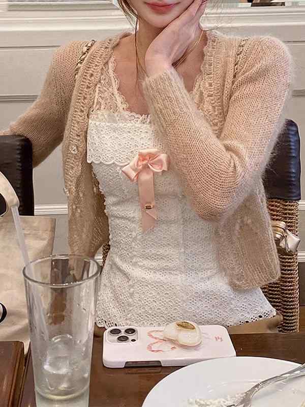 カーディガン レディース 春物 ニット かぎ針編み シルク モヘア混 長袖 羽織り アウター 透かし編み 薄手 クルーネック Vネック おしゃれ かわいい フェミニン きれいめ 上品 柔らかい 軽い 涼しい 冷房対策 春・素材: 馬海毛、真糸・柄: 無地・厚さ: 普通・組み合わせ: 単品・スタイル: カーディガン・フィット感: ルーズ・袖の形状: 通常袖・ネックライン: Vネック・袖丈: 長袖・流行の要素: リブ・着丈: 約50cm〜65cm・工法: 縫い合わせ・カラー展開: 古董白、中粉色、浅米茶・サイズ展開: XS,S,M・スタイルカテゴリ: 通勤・着用方法: カーディガン・製品カテゴリー: セーター