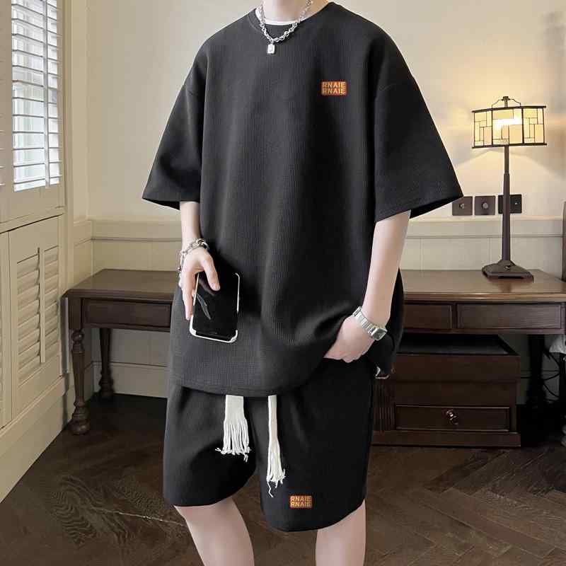 香港 風 ワッフルメンズスーツ 夏 240 g 厚手 半袖 ルーズデザインスポーツハンサム 2 点 セットカテゴリー: スタイル: スポーツ厚さ: 普通の商品番号: Bo Xiansen-BT53 セットパンツ丈: ショーツトップスタイル: Tシャツトップス袖丈: 半袖フードをかぶるかどうか: フードなし季節に合わせて: Summer淘宝網のカテゴリー: ユースファッション（18～24歳）生地名: 化学繊維ブレンド主な生地構成: ポリエステル繊維（ポリエステル）主な生地成分の含有量: 100該当するシナリオ: 毎日在庫の種類: 注文全体発売年・発売時期: 2023年夏ブランド: その他色: 白,黒,グレーサイズ: M,L,XL,2XL,3XL,4XL,5XL主な下流プラットフォーム: ,,,アリエクスプレス,独立したステーション,LAZADA主なエリア: アフリカ,ヨーロッパ,南アメリカ,東南アジア,North America,北東アジア,中東ライセンス取得可能なプライベートブランドがある: はい品質検査報告書番号: 8製品カテゴリー: メンズカジュアルスーツ