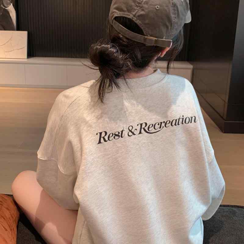 トレーナー メンズ レディース スウェット クルーネック プルオーバー ゆったり ビッグシルエット カジュアル トップス 無地 シンプル 長袖 普段使い 通勤 通学 デイリー オールシーズン・カテゴリ: スウェット・柄: 英字・数字・文字・スタイル: カジュアル・フィット感: ルーズ・セット内容: 単品・着丈: 中長丈（65-80cm）・袖丈: 長袖・袖の形状: ベーシック・ネックライン: クルーネック・厚み: 中厚・デザイン要素: 3D立体柄・加工: プリント・素材: 綿95%以上、ポリウレタン30%以下・カラー展開: 麻白、ブラック・サイズ展開: フリーサイズ・性別: レディース