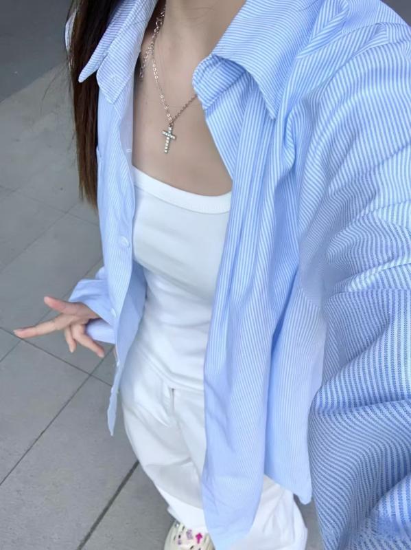 ・カテゴリ: shirts・スタイル: カジュアル・主な素材: 綿95%以上、ポリエステル30%以下・柄: ストライプ・フィット感: ルーズフィット・衣丈: ミディアム丈（約65-80cm）・ネックライン: POLO襟・袖丈: 長袖・袖型: シャツスリーブ・デザイン: ポケット、切り替え・カラー展開: ブルーストライプ・サイズ展開: M、L、XL、XXL