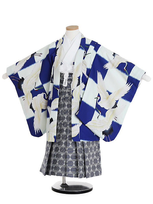 お買い物前にお読みください。 当商品はレンタル商品です。 レンタル期間は3泊4日となります。 ご利用日の2日前までにお手元に届くようヤマト宅急便またはゆうパックにて発送。ご返却はご利用日の翌日までに、お届けした着払い伝票にてご発送ください。 レンタル状況によりレンタル不可となる場合がございます。ご注文が成立されても、時間差でご注文が重複する場合がございますので、当店よりの「ご注文商品確保」のメールが届くまでは正式にレンタル確定とはなりませんので、ご注意ください。 PC版でのみレンタル状況、ご利用規約がご確認いただけます。 詳しくは「ご利用ガイド」にてご確認ください。 七五三着物レンタル 【簡単着付け】5歳男の子羽織袴フルセット [子供着物][羽織][かんたん][はかま][男児][七五三][100cm/105cm/110cm][結婚式][卒園式][レンタル着物][753][5才][楽々着付け]七五三 レンタル・5歳男児　フルセット【往復送料無料】 【簡単着付け】 ICHIHA 商品画像のお色は、お使いのモニターによって多少異なって見える場合がございます。ご了承くださいませ。 商品仕様 【七五三 レンタル】5歳男児セット ■素材:化繊 ■羽織丈：64cm　肩裄：45cm　袖丈：50cm ■袴丈：55cm ■身長：100cm-110cm ■レンタル期間は3泊4日です。基本的にご利用日の2日前にお届けします。 【セット内容】 羽織り・着物・袖なし襦袢・袴（角帯付き）・羽織紐またはチェーン・扇子・懐剣・お守り・草履・足袋・サスペンダー レンタル衣装ご予約状況カレンダー ○・・・レンタル可能&nbsp;&nbsp;&nbsp;&nbsp;&nbsp;&nbsp; ×・・・レンタル不可 【ご予約状況は下記のご希望サイズをクリックしてご確認ください。】 簡単袴【0AO5518】 ※当店のレンタル商品は、年間を通しレンタル対応していることから、「レンタル不可」の場合でもご注文できるシステムとなっております。当店からの「商品確保」のメールが届くまでは正式にレンタル確約ではございませんので、ご注意ください。 こちらの商品は「北陸配送センター」より発送いたします。