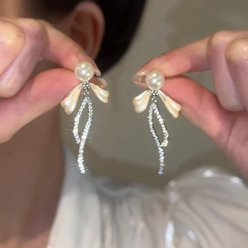 Cubic Zirconia - ピアス リボンモチーフ 揺れるロングフリンジ 華やかに輝く装飾付き 大人かわいい上品な 結婚式や披露宴パーティーに最適 お呼ばれ二次会用の華やかアイテム