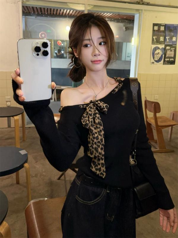 Rakuten - ニットセーター レディース ヒョウ柄 オフショルダー 長袖 柔らか素材 スリムシルエット 秋 トップス 肩出し 切り替え 伸縮性 普段使い