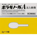 商品の特徴 痔疾用外用薬 痔の痛み・出血・はれ・かゆみに 1.4種の成分がはたらいて、痔による痛み・出血・はれ・かゆみにすぐれた効果を 発揮します。 ●プレドニゾロン酢酸エステルが出血、はれ、かゆみをおさえ、リドカインが痛み、 かゆみをしずめます。 ●アラントインが傷の治りをたすけ組織を修復するとともに、ビタミンE酢酸エス テルが血液循環を改善し、痔の症状の緩和をたすけます。 プレドニゾロン酢酸エステル 抗炎症作用 +リドカイン 鎮痛・鎮痒作用 +アラントイン 組織修復作用 +ビタミンE酢酸エステル 血液循環改善作用 →痔の症状を改善(痛み・出血・はれ・かゆみに) 2.肛門内部・外部の痔に使用できる携帯に便利な痔疾用薬です。 ●患部や薬剤に直接手を触れず衛生的に注入できます。 3.刺激が少なく、なめらかですべりのよい油脂性基剤が傷ついた患部を保護します。 ●患部を傷つけないように、容器先端(ノズル)を丸くしています。 ●白色-わずかに黄みをおびた白色の軟膏です。 軟膏が硬くて押し出しにくい場合 寒い時期や低温での保管により、軟膏が硬くなった場合は、容器を手で握ってあたためると 軟らかくなります。 使用上の注意 ■■してはいけないこと■■ (守らないと現在の症状が悪化したり、副作用が起こりやすくなる) 1.次の人は使用しないこと (1)本剤または本剤の成分によりアレルギー症状を起こしたことがある人。 (2)患部が化膿している人。 2.長期連用しないこと ■■相談すること■■ 1.次の人は使用前に医師、薬剤師または登録販売者に相談すること (1)医師の治療を受けている人。 (2)妊婦または妊娠していると思われる人。 (3)薬などによりアレルギー症状を起こしたことがある人。 2.使用後、次の症状があらわれた場合は副作用の可能性があるので、直ちに使用を中止し、 この文書を持って医師、薬剤師または登録販売者に相談すること 関係部位:皮膚 症状:発疹・発赤、かゆみ、はれ 関係部位:その他 症状:刺激感、化膿 まれに下記の重篤な症状が起こることがある。 その場合は直ちに医師の診療を受けること。 症状の名称:ショック(アナフィラキシー) 症状:使用後すぐに、皮膚のかゆみ、じんましん、声のかすれ、くしゃみ、 のどのかゆみ、息苦しさ、動悸、意識の混濁等があらわれる。 3.10日間位使用しても症状がよくならない場合は使用を中止し、この文書を持って 医師、薬剤師または登録販売者に相談すること 効能・効果 いぼ痔・きれ痔(さけ痔)の痛み・出血・はれ・かゆみの緩和 用法・用量 ●ノズル部分を肛門内に挿入し、全量をゆっくり注入すること。(肛門内に注入する場合) 年齢:成人(15歳以上) 1回量:1個 1日使用回数:1-2回 年齢:15歳未満 1回量:使用しないこと 1日使用回数:使用しないこと または ●次の量を患部に塗布すること。 なお、一度塗布に使用したものは、注入には使用しないこと。(患部に塗布する場合) 年齢:成人(15歳以上) 1回量:適量 1日使用回数:1-3回 年齢:15歳未満 1回量:使用しないこと 1日使用回数:使用しないこと 注入軟膏の使用方法 排便後、入浴後、あるいは寝る前に使用されると効果的です [肛門内に注入する場合] [1]キャップをはずし、軟膏をノズル先端部より少し出します。 [2]ノズル部分を肛門内に挿入します。 [3]ボディーを押してゆっくり注入し、押したままで引き抜いてください。 [患部に塗布する場合] キャップをはずし、清潔な指に患部をおおう量の軟膏を取り、そのまま塗布するか、 またはガーゼなどにのばして患部に貼付してください。 (1)肛門部にのみ使用すること。 (2)肛門内に注入する場合、ノズル部分のみを挿入して使用すること。 (3)用法・用量を厳守すること。 成分・分量 1個(2g)中 成分:プレドニゾロン酢酸エステル 含量:1mg はたらき:炎症をおさえ、出血、はれ、かゆみをしずめます。 成分:リドカイン 含量:60mg はたらき:局所の痛み、かゆみをしずめます。 成分:アラントイン 含量:20mg はたらき:傷の治りをたすけ、組織を修復します。 成分:ビタミンE酢酸エステル(トコフェロール酢酸エステル) 含量:50mg はたらき:末梢の血液循環をよくし、うっ血の改善をたすけます。 添加物:白色ワセリン、中鎖脂肪酸トリグリセリド、モノステアリン酸グリセリン ●注入式のため、容器の中に薬剤が少量残りますが、残量を見込んで充填しています。 保管および取扱い上の注意 (1)直射日光の当たらない涼しい所にキャップをして保管すること。 (2)小児の手の届かない所に保管すること。 (3)他の容器に入れ替えないこと(誤用の原因になったり品質が変わる)。 (4)使用期限を過ぎた製品は使用しないこと。 (5)使用済みの容器と袋は、トイレに流さないこと。 (6)本剤は油脂性の軟膏であるため、衣類などに付着すると取れにくくなることが あるので注意すること。 痔を予防するためのポイント 健康な生活サイクルを守り、痔を予防しましょう 1.便通をよくするため、1日3食バランスよく食べましょう。 2.おしりはいつも清潔にしましょう。特に入浴は肛門の血液循環をよくします。 3.排便のとき、無理にいきまないようにしましょう。 商品区分 指定第二類医薬品 文責者 森田雄喜　登録販売者 広告文責 株式会社 メディール 使用期限 使用期限まで100日以上の商品をお送りいたします お問い合わせ先 天藤製薬株式会社「お客様相談係」 〒560-0082 大阪府豊中市新千里東町一丁目5番3号 0120-932-904 受付時間:9:00-17:00(土、日、休、祝日を除く) 製造販売元 天藤製薬株式会社 〒560-0082 大阪府豊中市新千里東町一丁目5番3号 指定第二類医薬品とは:副作用等により日常生活に支障を来す程度の健康被害が生ずるおそれがある医薬品（第1類医薬品を除く）であって厚生労働大臣が指定するもの。第二類医薬品のうち、特別の注意を要するものとして厚生労働大臣が特に指定するもの。 （例）主な風邪薬、解熱鎮痛薬、解熱鎮痛剤など「ボラギノールA 注入軟膏」は、4種類の成分がはたらいて痔による痛み、出血、はれ、かゆみに優れた効果を発揮する注入軟膏タイプの痔の薬です。【医薬品販売に関する記載事項】（必須記載事項）はこちら