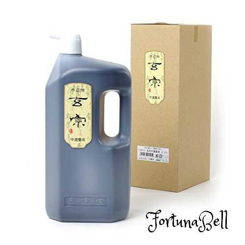 色：中濃墨液 サイズ：2L 玄宗 固形墨の持つ書き味、暢び、紙への浸透性・表具性をすべて備えた液体墨として開発されたシリーズ 墨色 紫紺系の純黒 種類 鉱物性直火焚松煙墨 ／ 合成糊使用 固形分 12.5% 本体サイズ 131*95*286mm